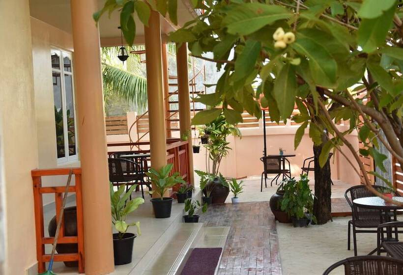 هتل Village Life Maldives