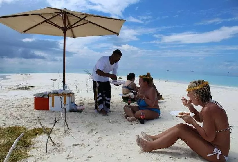 Hotelli Village Life Maldives