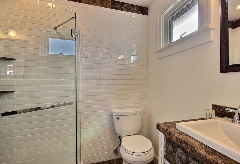 Pitchwood Inn & Alehouse