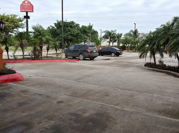 هتل Deluxe Inn & Suites