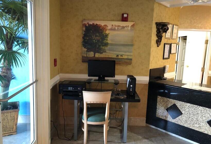 هتل Deluxe Inn & Suites