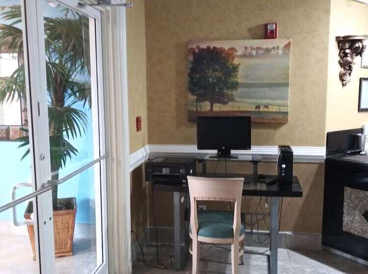 هتل Deluxe Inn & Suites