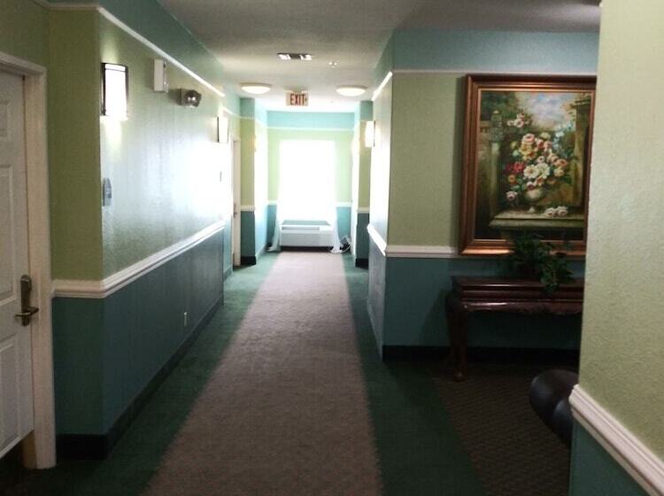 هتل Deluxe Inn & Suites