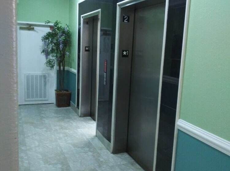 هتل Deluxe Inn & Suites