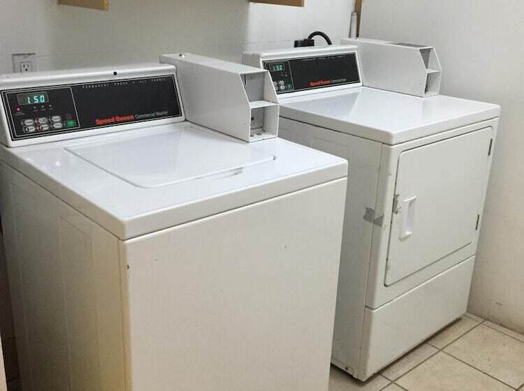 هتل Deluxe Inn & Suites