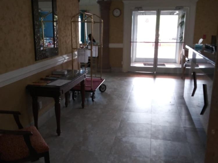 هتل Deluxe Inn & Suites