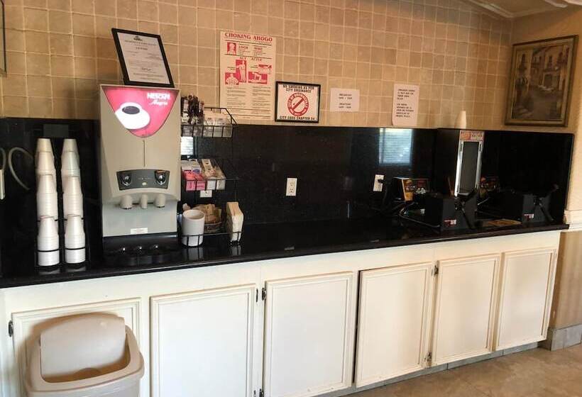 هتل Deluxe Inn & Suites