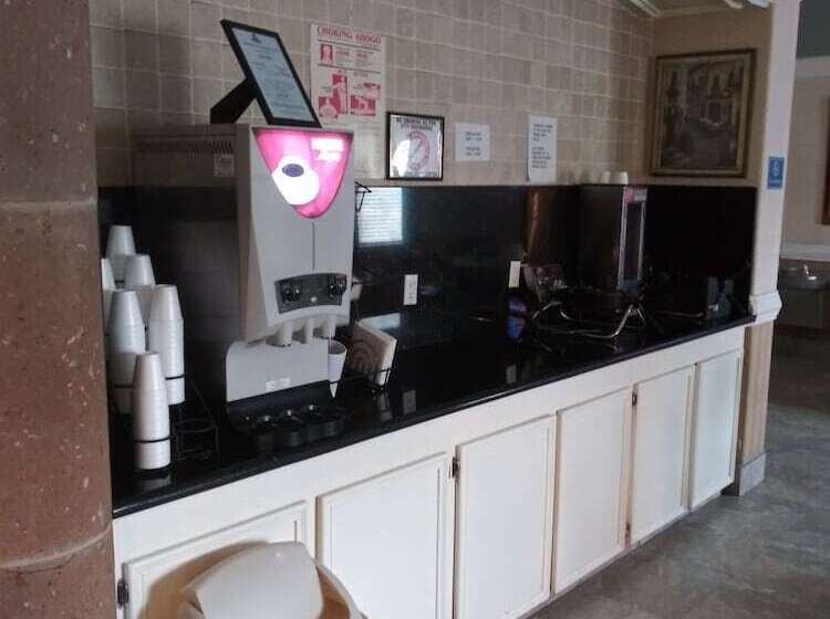 هتل Deluxe Inn & Suites