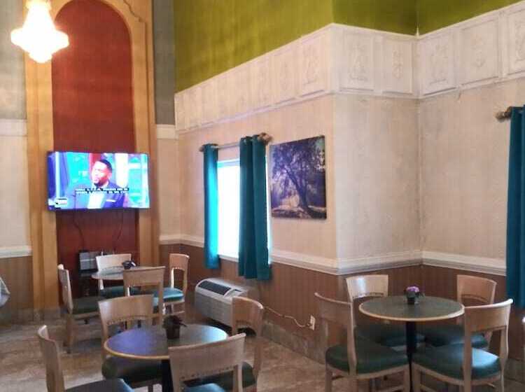 هتل Deluxe Inn & Suites