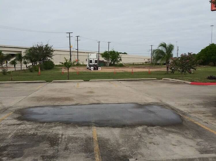 هتل Deluxe Inn & Suites