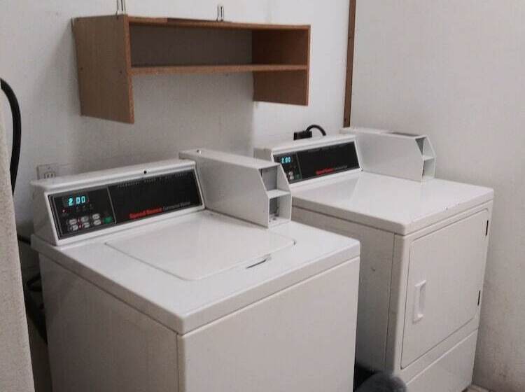 هتل Deluxe Inn & Suites