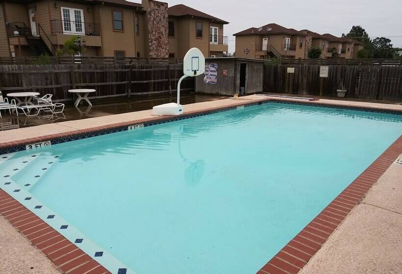 هتل Deluxe Inn & Suites