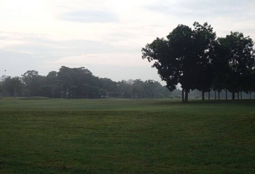 בית מלון כפרי Kukup Golf Resort