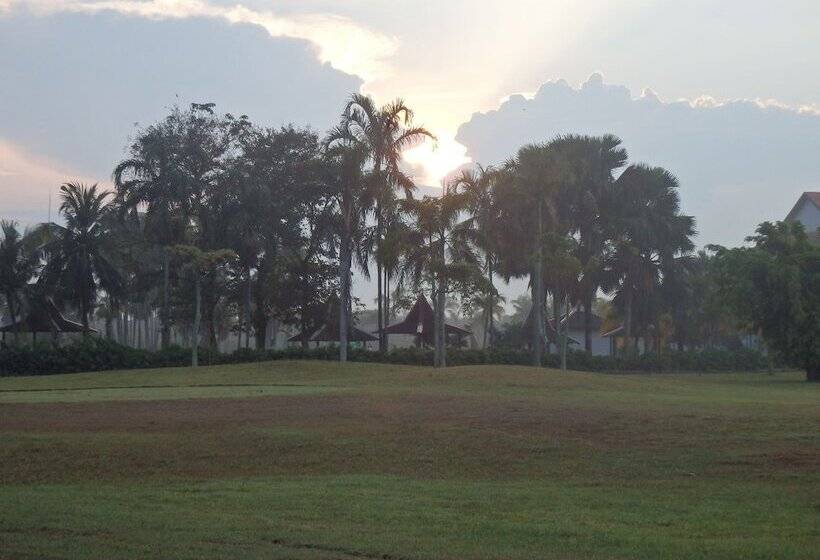 בית מלון כפרי Kukup Golf Resort