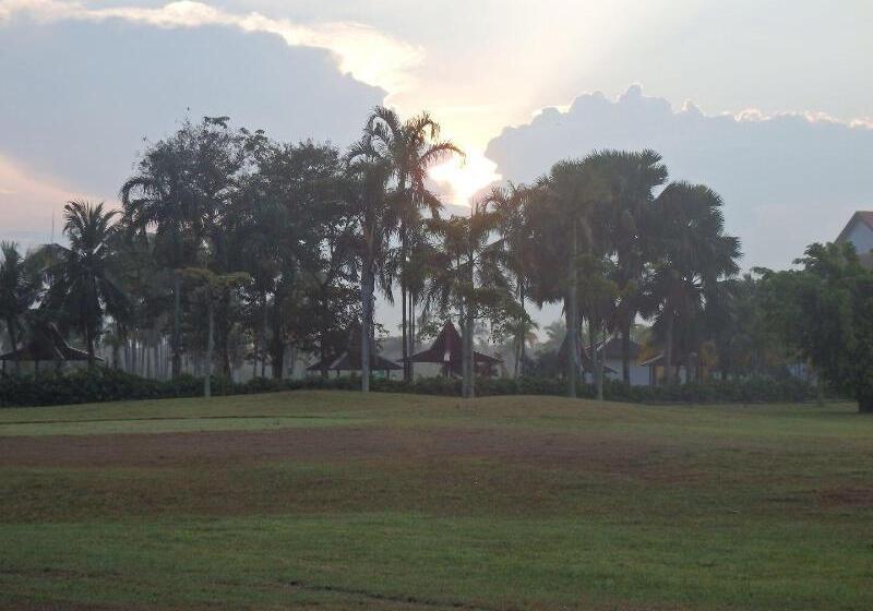 בית מלון כפרי Kukup Golf Resort