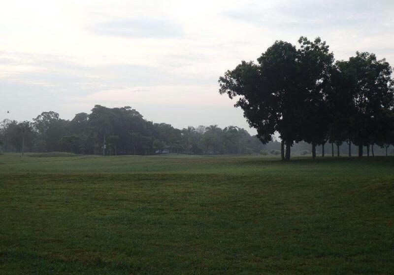 בית מלון כפרי Kukup Golf Resort