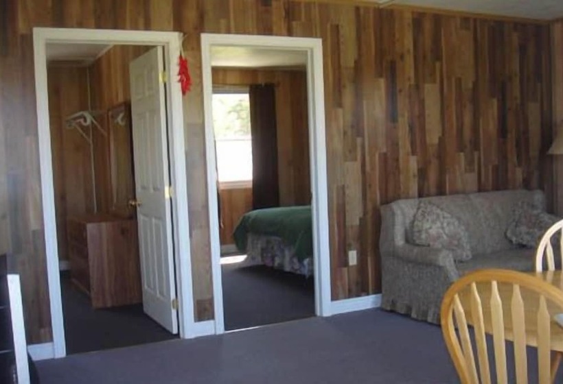 Baywatch Lighthouse Cottages & Motel