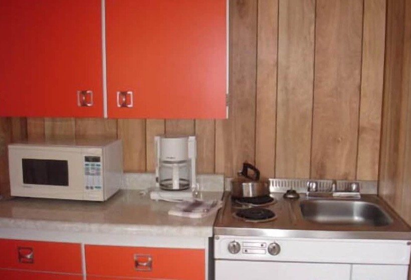 Baywatch Lighthouse Cottages & Motel