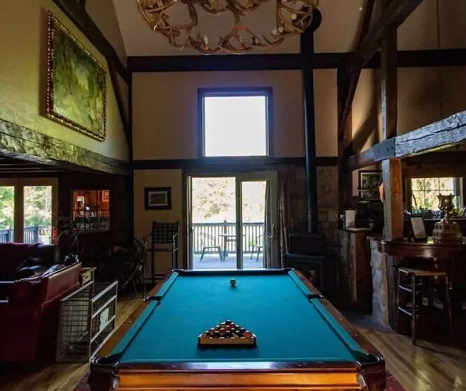 ベッドアンドブレックファースト Saint Huberts Lodge