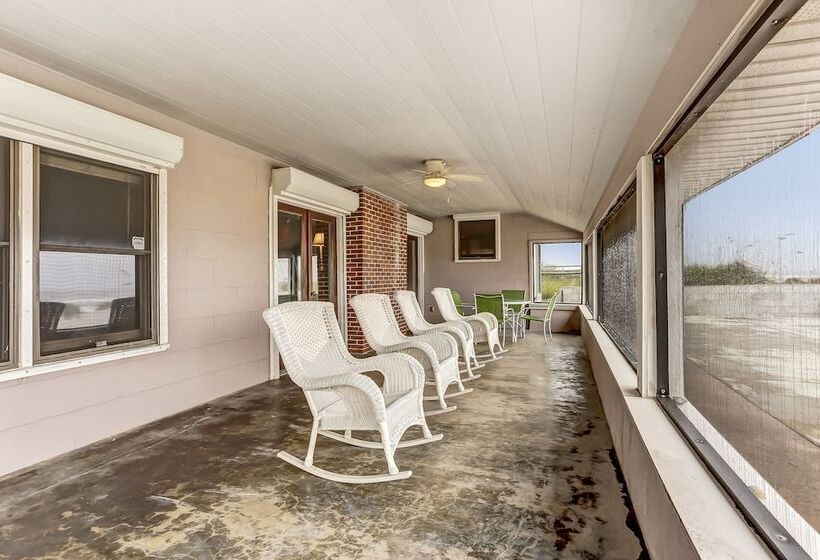 Charming Oceanfront Beach House By Redawning