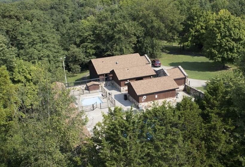 ホテル Giant City Lodge