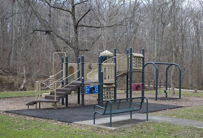 ホテル Giant City Lodge