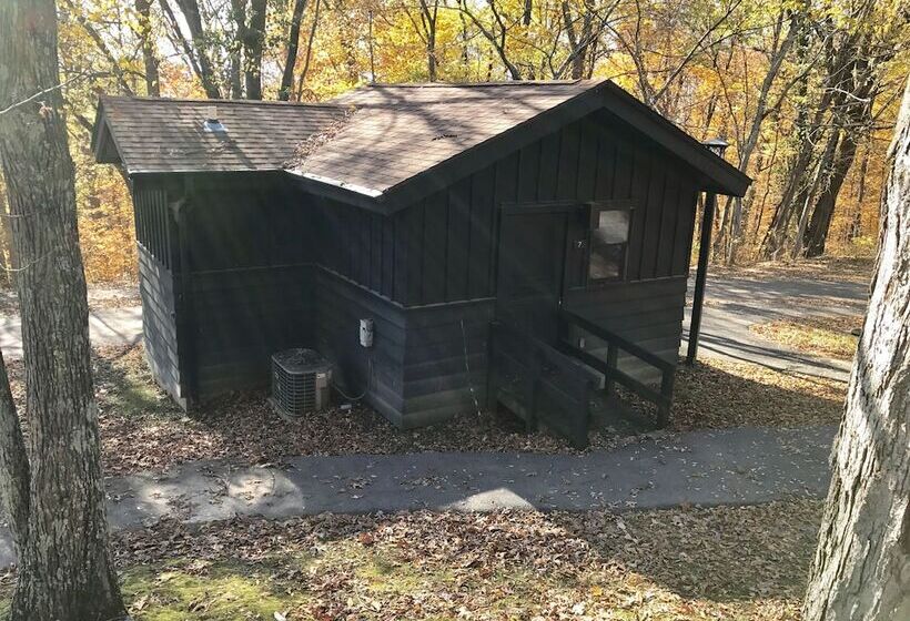 ホテル Giant City Lodge