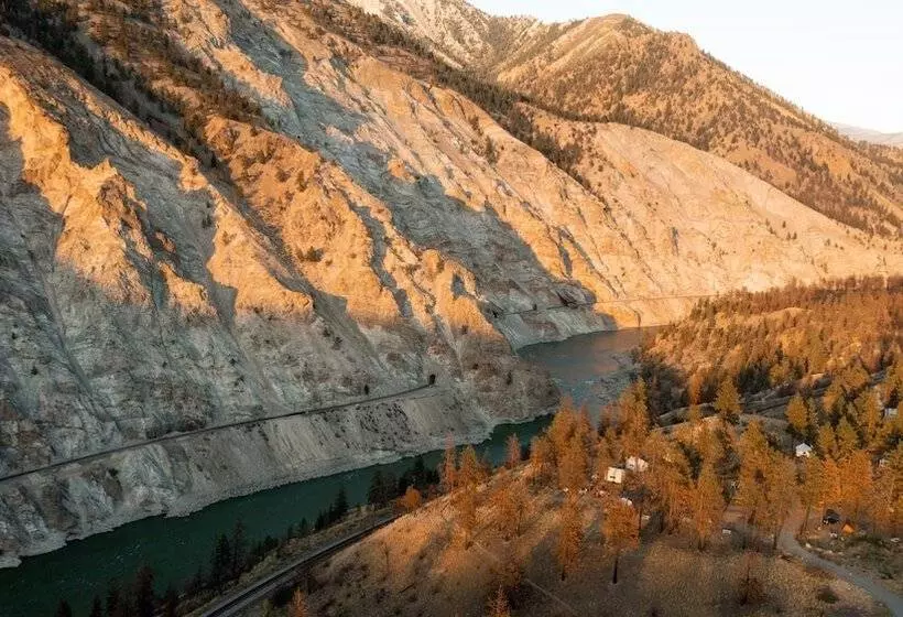 Hotelli Kumsheen Rafting Resort