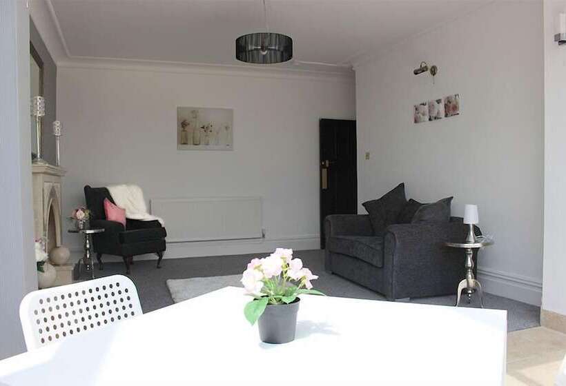 פנסיון 786 Newport Road