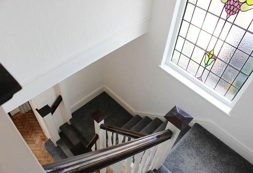 פנסיון 786 Newport Road