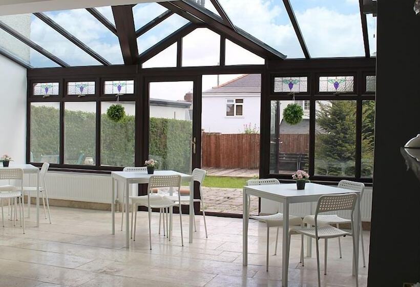 פנסיון 786 Newport Road