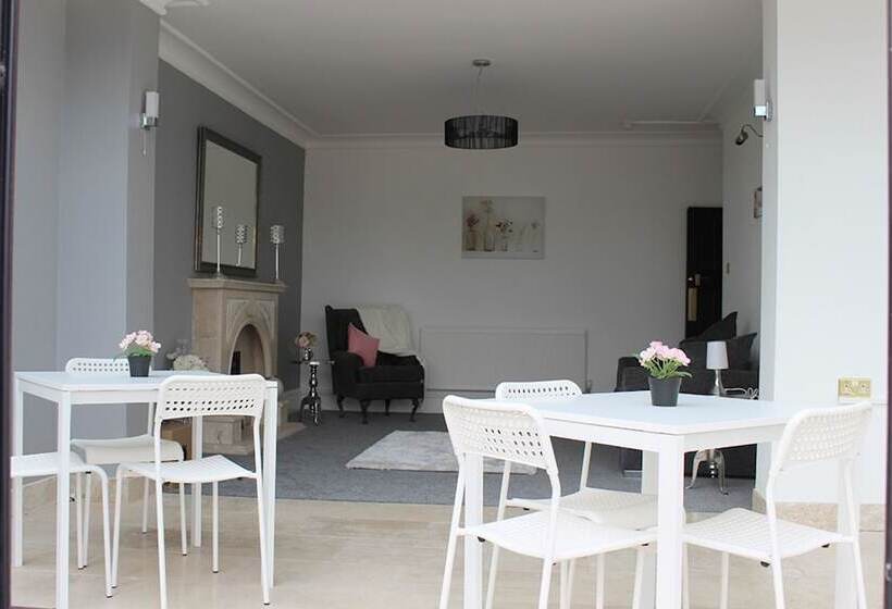 פנסיון 786 Newport Road