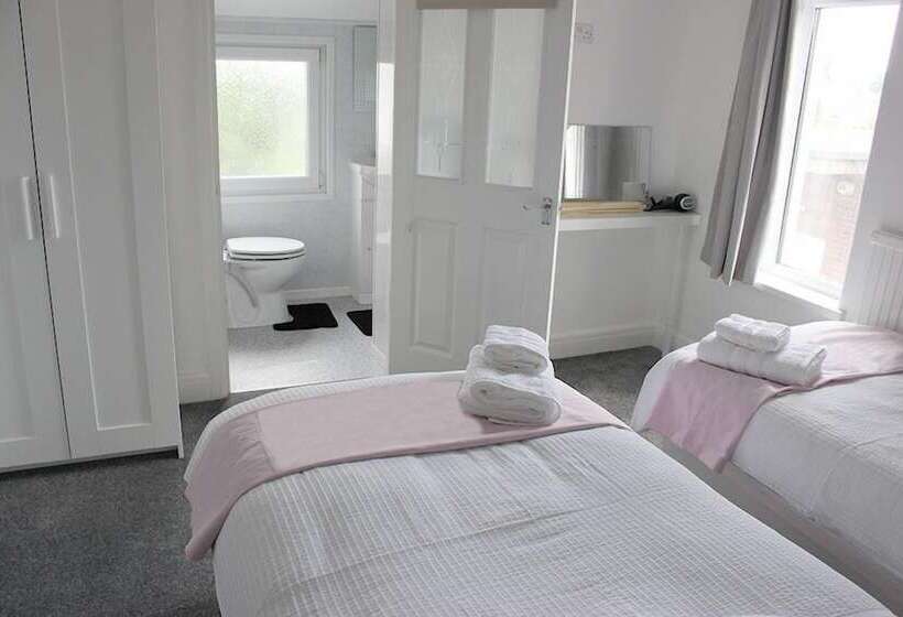 פנסיון 786 Newport Road