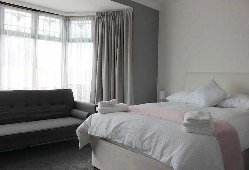 פנסיון 786 Newport Road