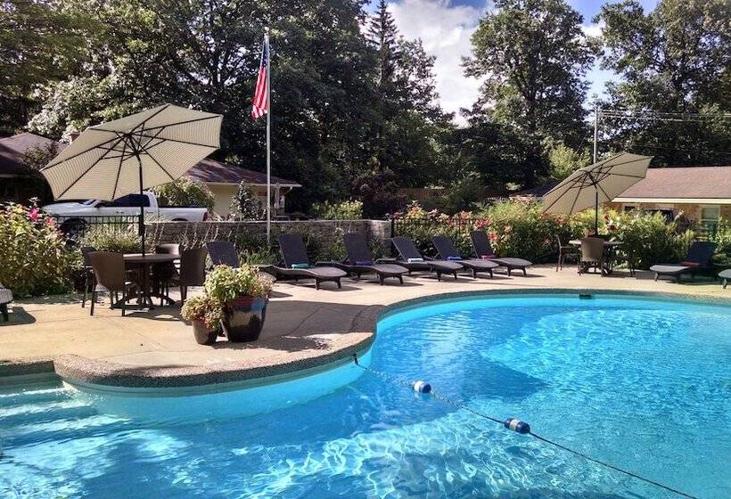 The Saugatuck Retro Resort Motel