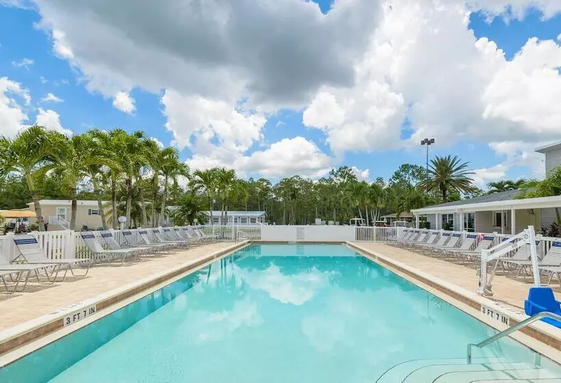Hotelli Club Naples Rv Resort