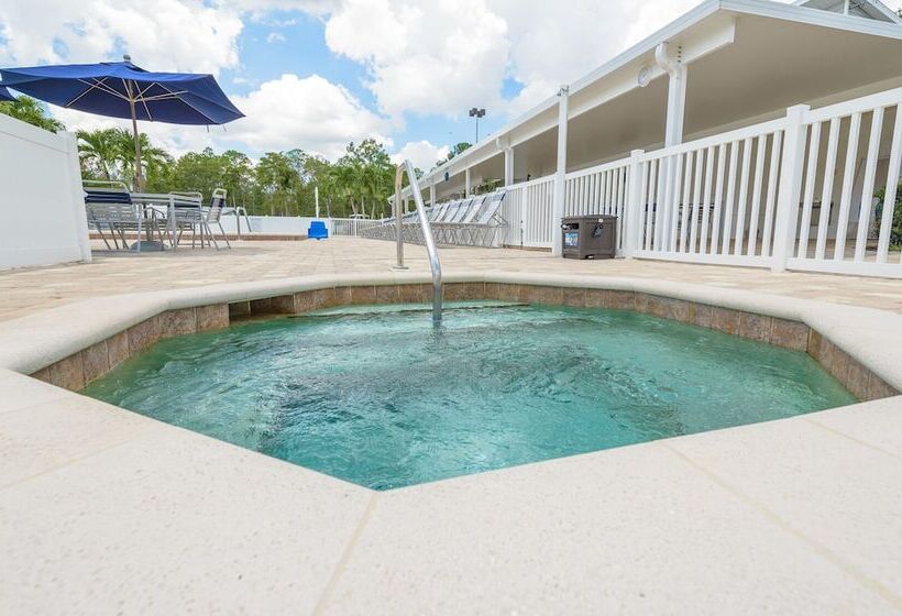 בית מלון כפרי Club Naples Rv Resort