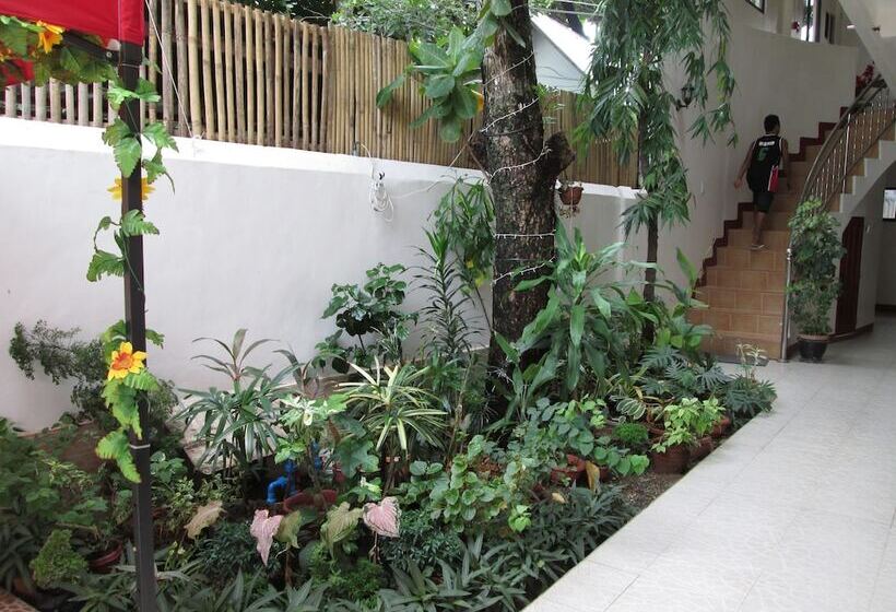 Hotel Aj Travellers Inn