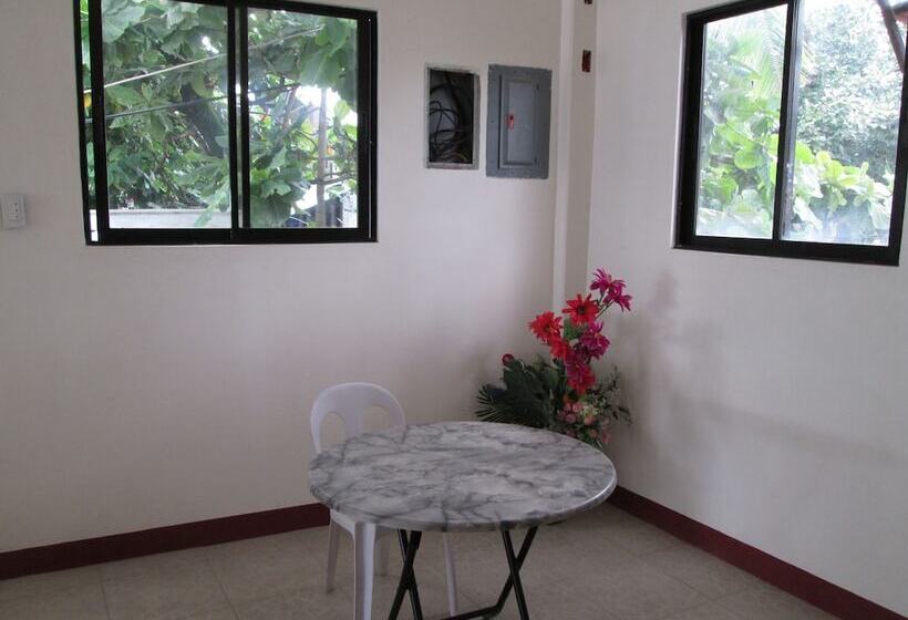 Hotel Aj Travellers Inn