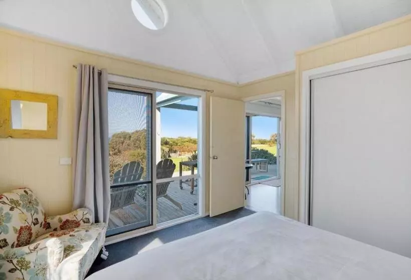 Отель Bear Gully Coastal Cottages