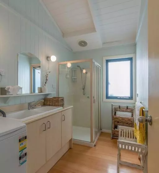 Отель Bear Gully Coastal Cottages