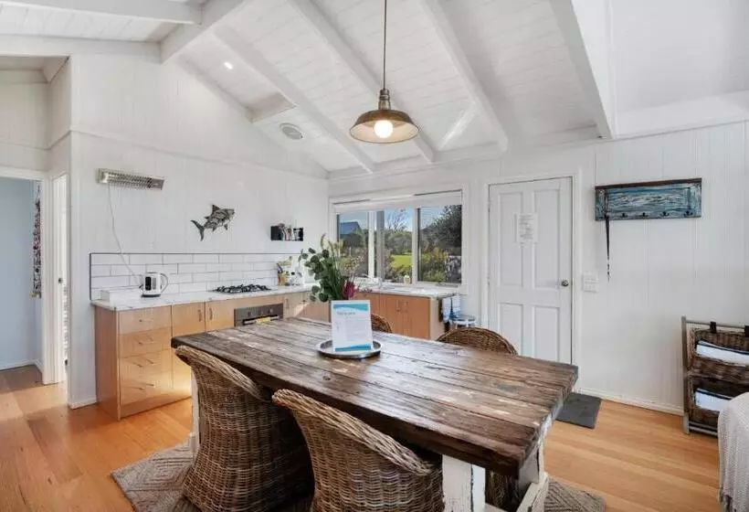Отель Bear Gully Coastal Cottages