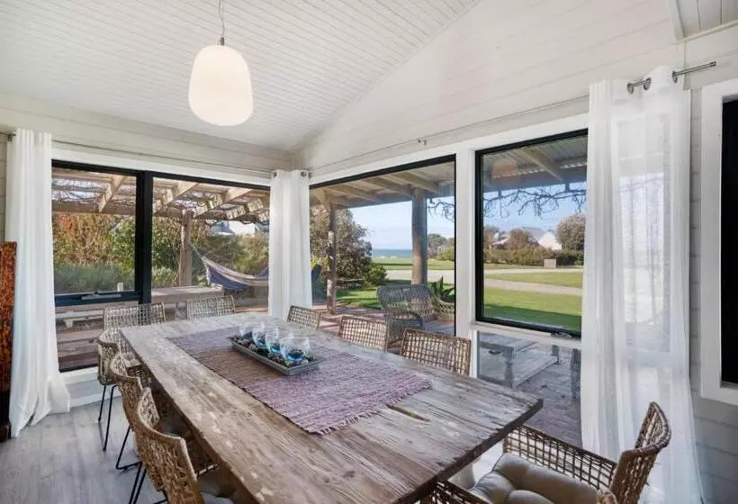 Отель Bear Gully Coastal Cottages