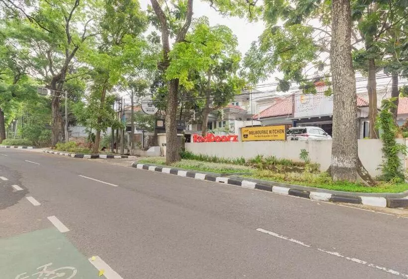 Отель Reddoorz Plus @ Cipaganti Street 3