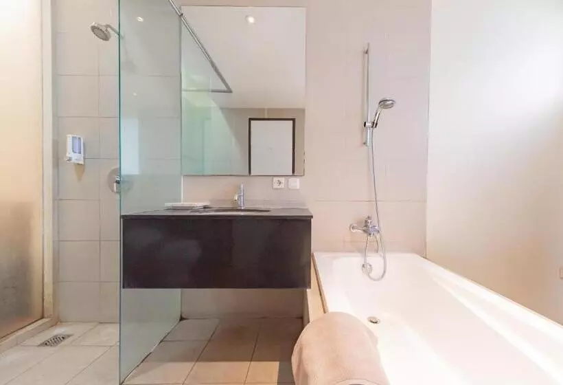 Отель Reddoorz Plus @ Cipaganti Street 3