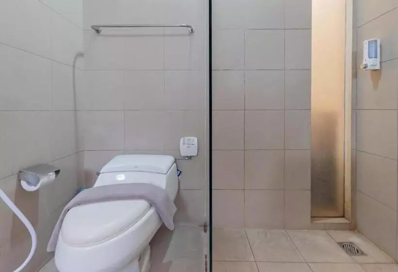 Отель Reddoorz Plus @ Cipaganti Street 3