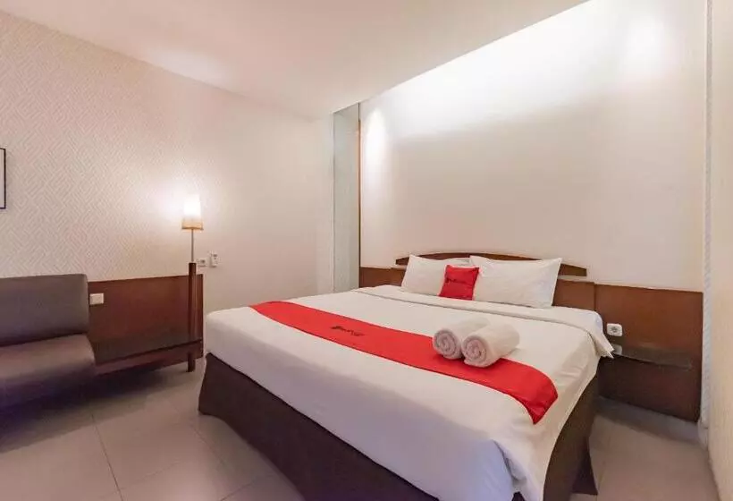 Отель Reddoorz Plus @ Cipaganti Street 3