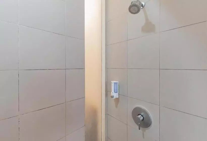 Отель Reddoorz Plus @ Cipaganti Street 3