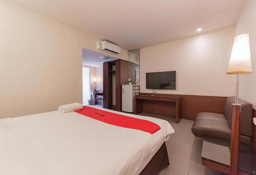 בית מלון כפרי Reddoorz Plus @ Cipaganti Street 3