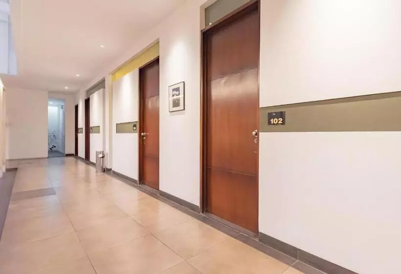 Отель Reddoorz Plus @ Cipaganti Street 3